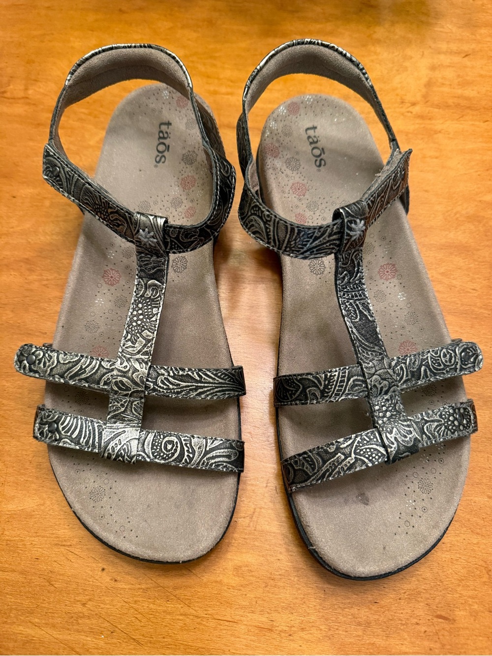 Taos Footwear Women's Silver-Accent Black Patterned T-Strap Sandals